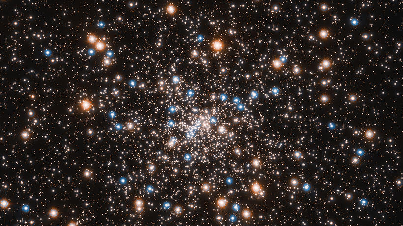 哈勃望远镜拍摄的球状星团NGC6397中的数十万颗恒星。