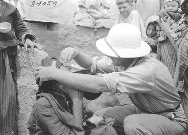 Photograph of physical anthropologist Dr. Henry Field observing a Shammar Jarbah man in the upper and lower Tigris-Euphrates region of Iraq.&nbsp;Gift of Henry Field, 53‐26‐60/15921.224. © The Field Museum of Natural History