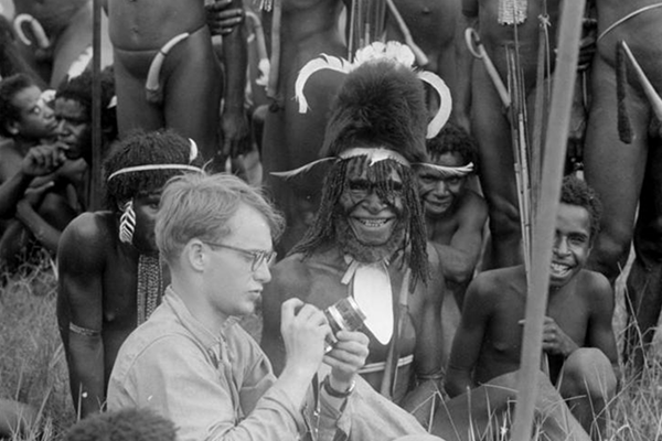 michael rockefeller surrounded by dani people.