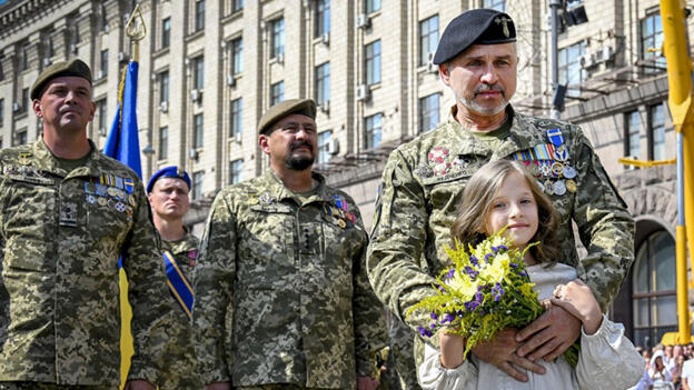 ukraine soliders marching