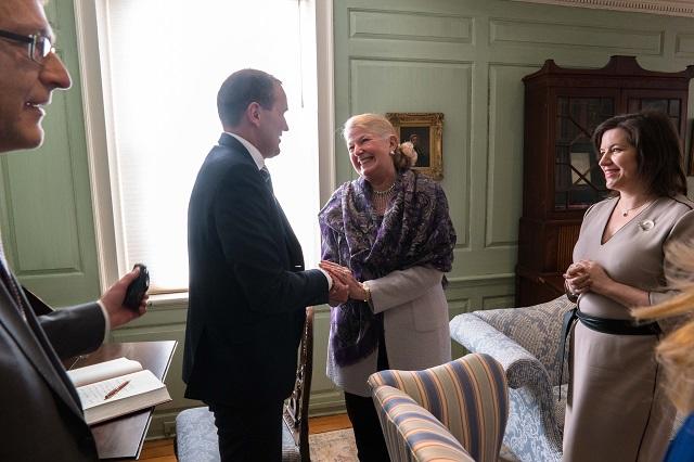 The University Marshal greets the President and First Lady of Iceland