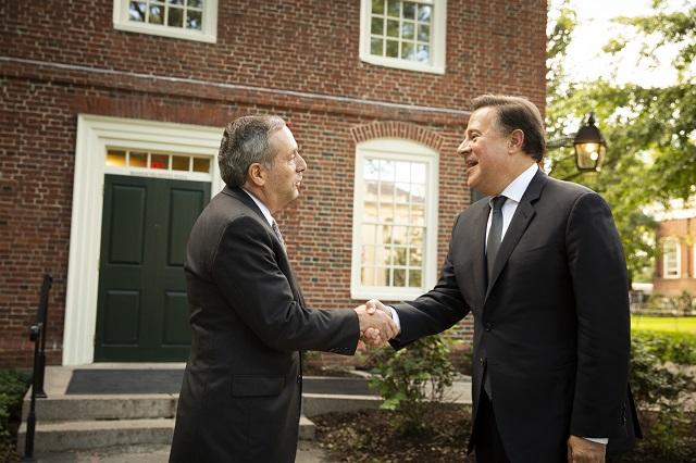 President Bacow and President Varela in front of Massachusetts Hall
