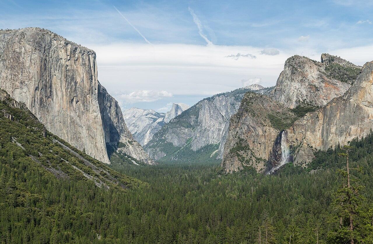 The view of Yosemite Valley from Tunnel View in Yosemite National Park, California, United States