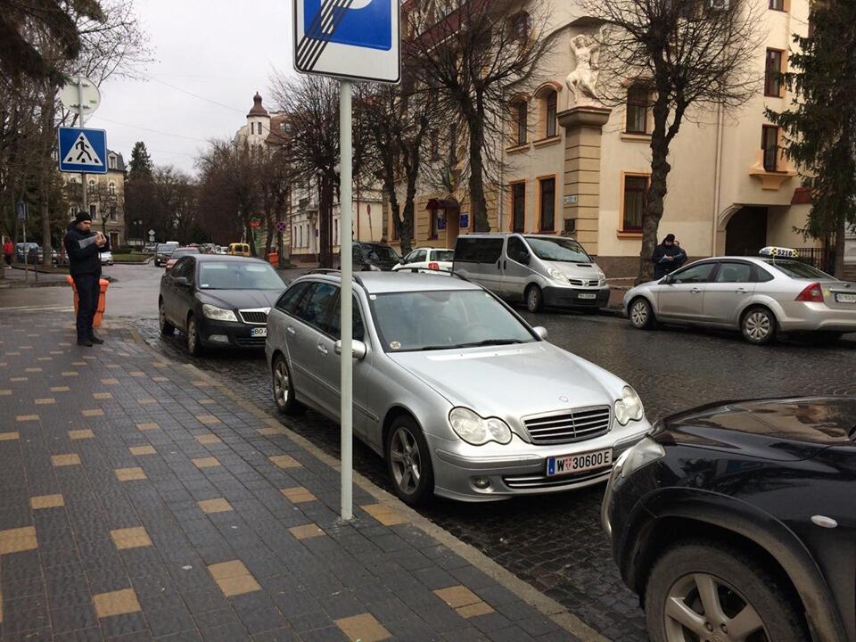 Ternopil Municipal Guards Administer Parking Fine - (c) Serhii Bahlai