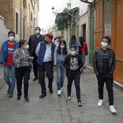 Yo-Yo Ma tours Medina of Tunis with local students