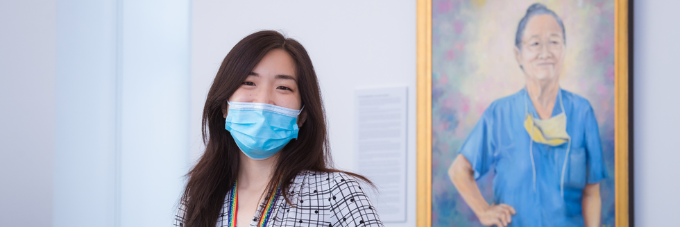 Artist Pamela Chen, MD ’21, poses in front of her oil-on-canvas portrait of Yeu-Tsu Margaret Lee, MD, FACS (HMS Class of 1961) on display in the Student Study Center in the Tosteson Medical Education Center at HMS. Image: Steve Lipofsky